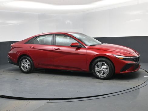 New 2026 Hyundai Elantra SE image 2