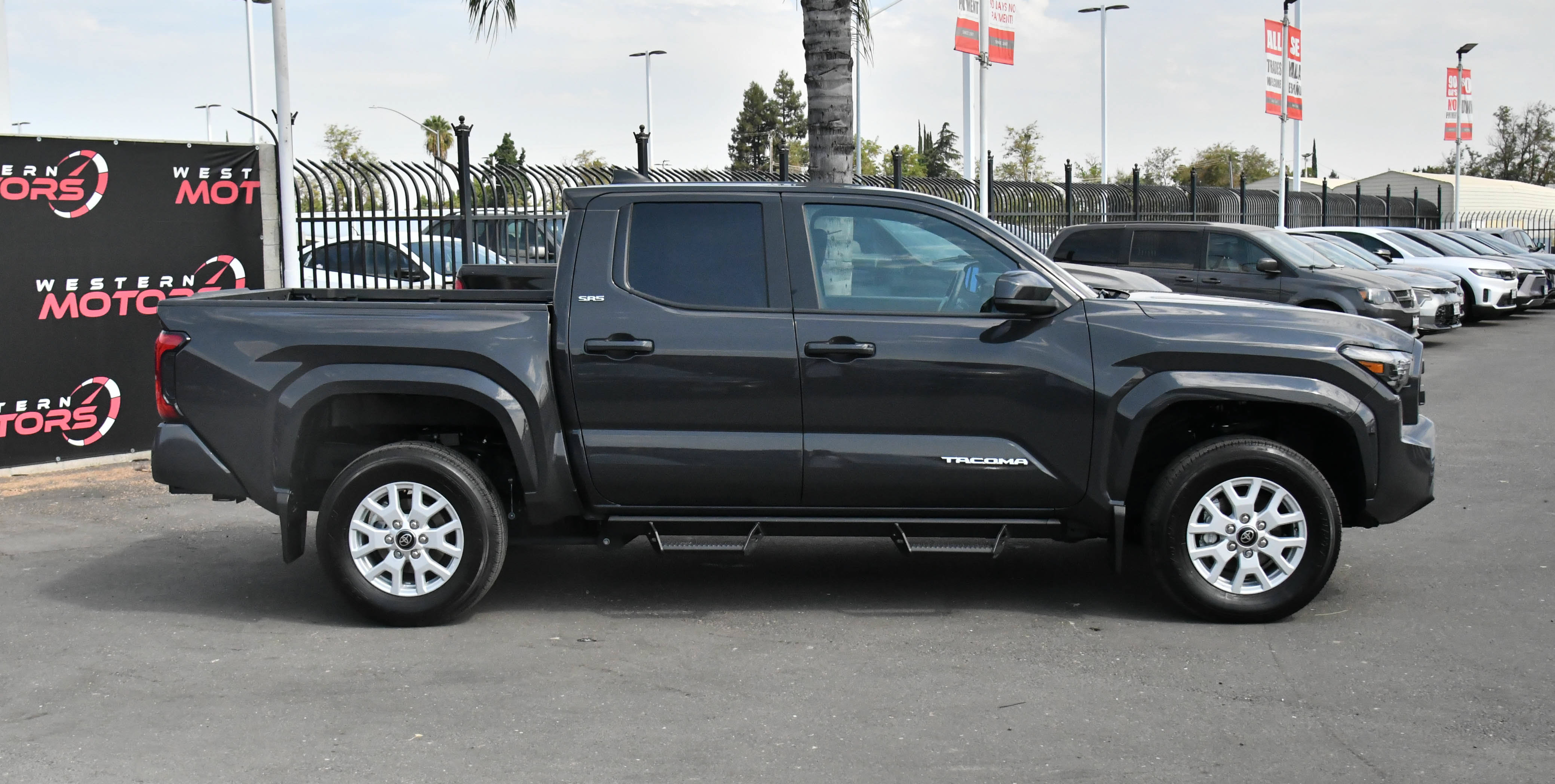 Used 2025 Toyota Tacoma SR5 AWD/4WD image 9