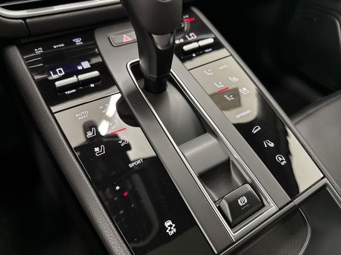 New 2025 Porsche Macan image 18