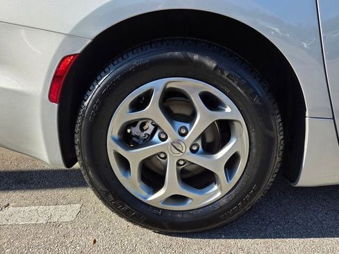 Used 2024 Chrysler Pacifica Limited image 22