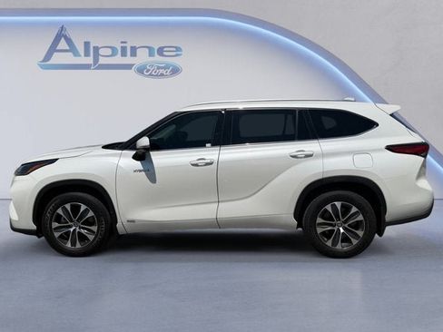Used 2021 Toyota Highlander XLE AWD/4WD image 2