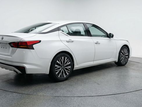 Used 2025 Nissan Altima 2.5 SV FWD image 9