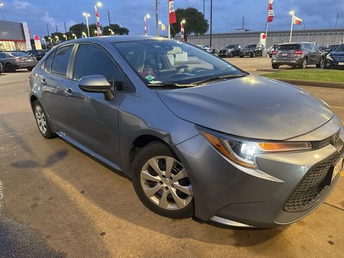 Used 2022 Toyota Corolla LE FWD image 2