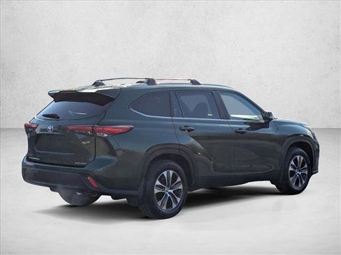 Used 2023 Toyota Highlander XLE image 5