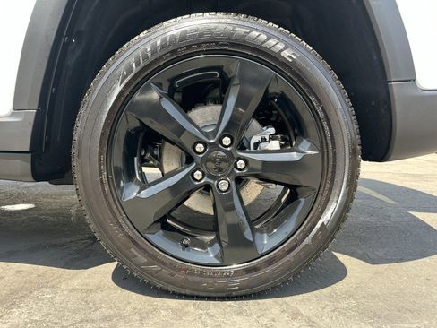 New 2024 Jeep Grand Cherokee Altitude image 12