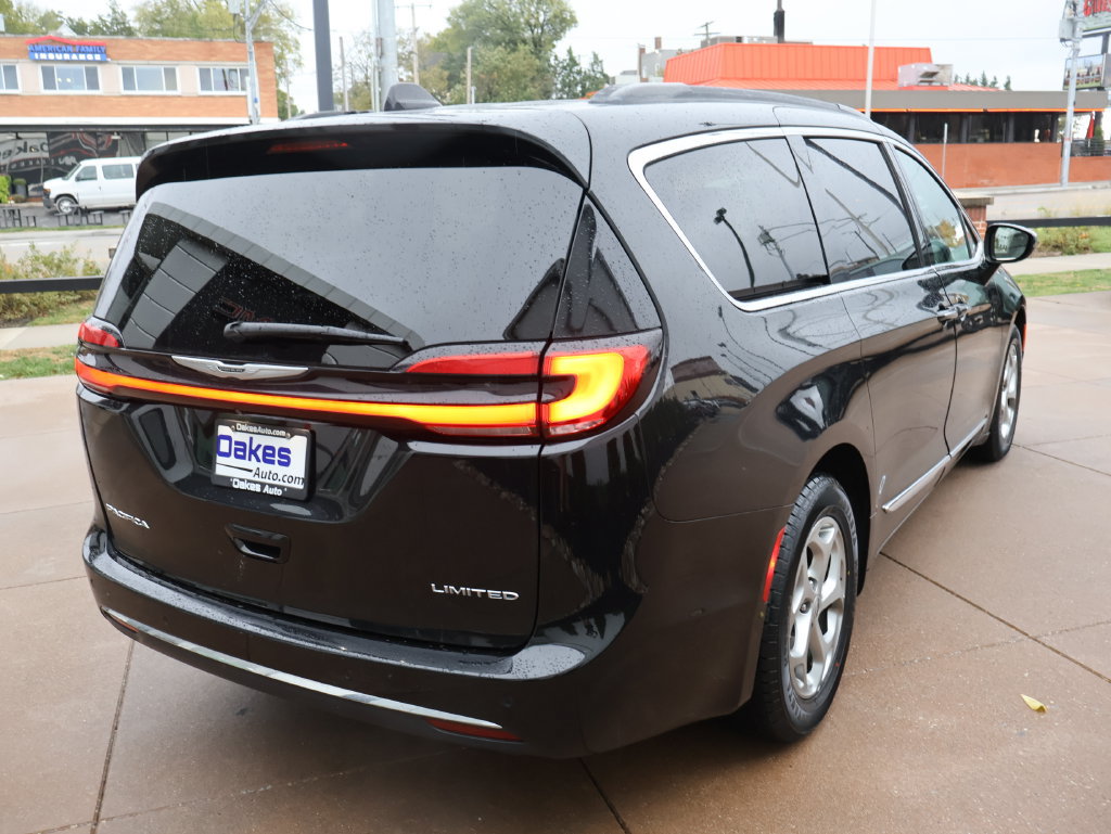 Used 2023 Chrysler Pacifica Limited FWD image 7