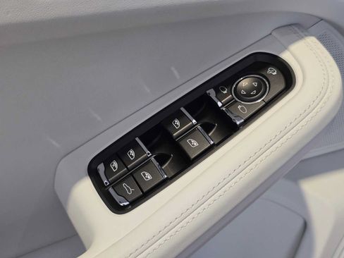 Used 2025 Porsche Macan AWD/4WD image 23