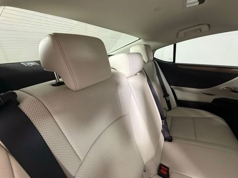 Used 2025 Lexus ES 300h w/ Premium Package image 30