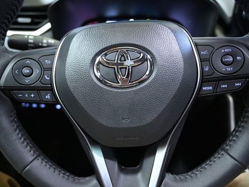 Used 2025 Toyota RAV4 XLE Premium image 33