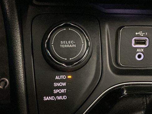 Used 2019 Jeep Cherokee Limited w/ Technology Group AWD/4WD image 34