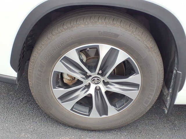 Used 2024 Toyota Highlander XLE AWD/4WD image 33