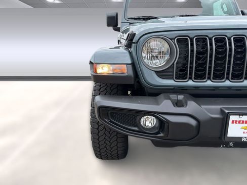 Used 2025 Jeep Gladiator Sport image 10