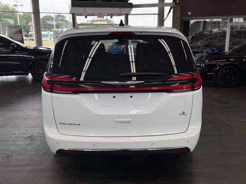 Used 2023 Chrysler Pacifica Touring-L FWD image 9