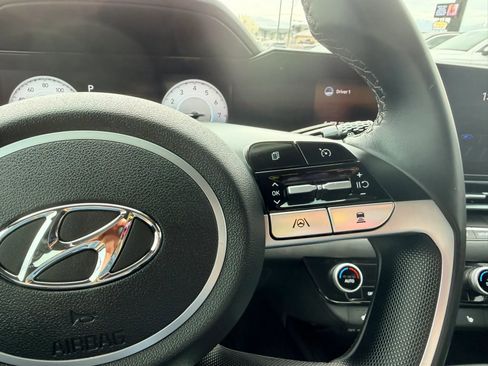 Used 2022 Hyundai Elantra Limited FWD image 16