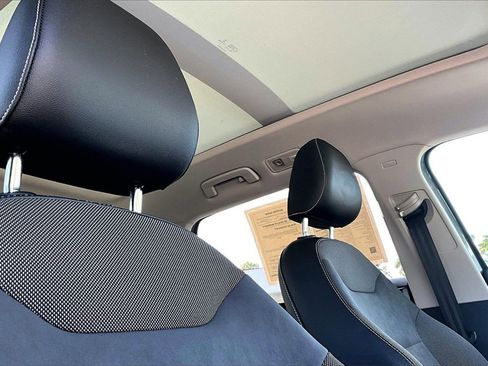 Certified 2022 Volkswagen Taos SE w/ Panoramic Sunroof Package image 21