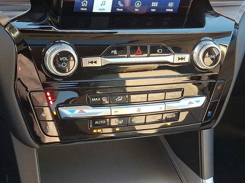 Certified 2022 Ford Explorer Limited w/ Limited Technology Package image 17