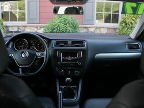 Used 2017 Volkswagen Jetta SE FWD image 16
