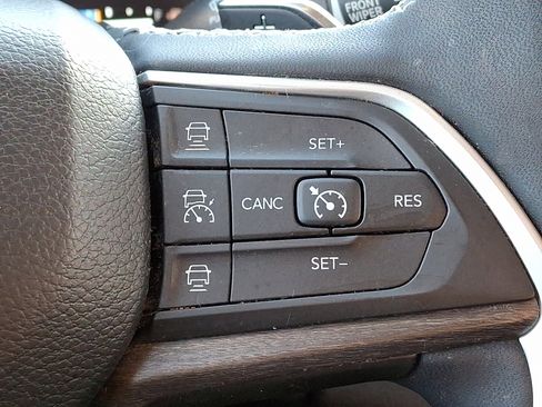 Certified 2023 Jeep Grand Cherokee Limited image 24