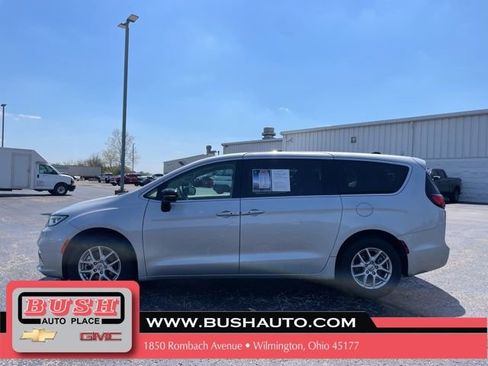 Used 2024 Chrysler Pacifica Touring-L image 4