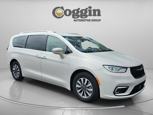 Used 2021 Chrysler Pacifica Touring-L image 8