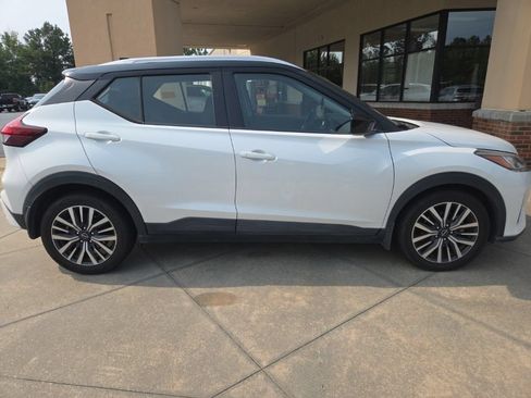 Used 2022 Nissan Kicks SV FWD image 7