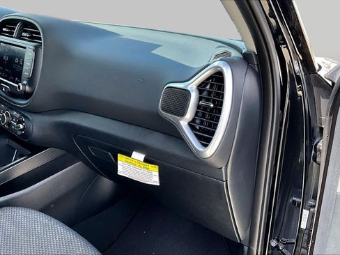 Certified 2025 Kia Soul LX w/ LX Technology Package FWD image 17