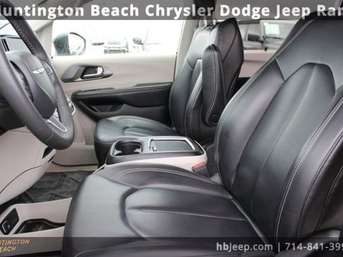 Used 2023 Chrysler Pacifica Touring-L image 28