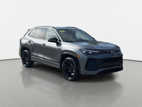 New 2025 Volkswagen Tiguan SE R-Line image 3