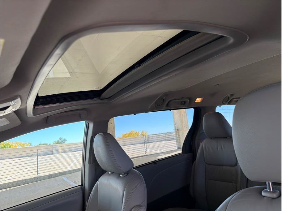 Used 2017 Toyota Sienna XLE w/ XLE Navigation Package FWD image 27