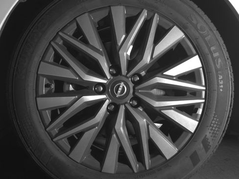 Used 2025 Nissan Altima 2.5 SV FWD image 12