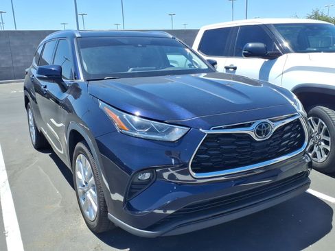 Used 2021 Toyota Highlander Limited FWD image 1