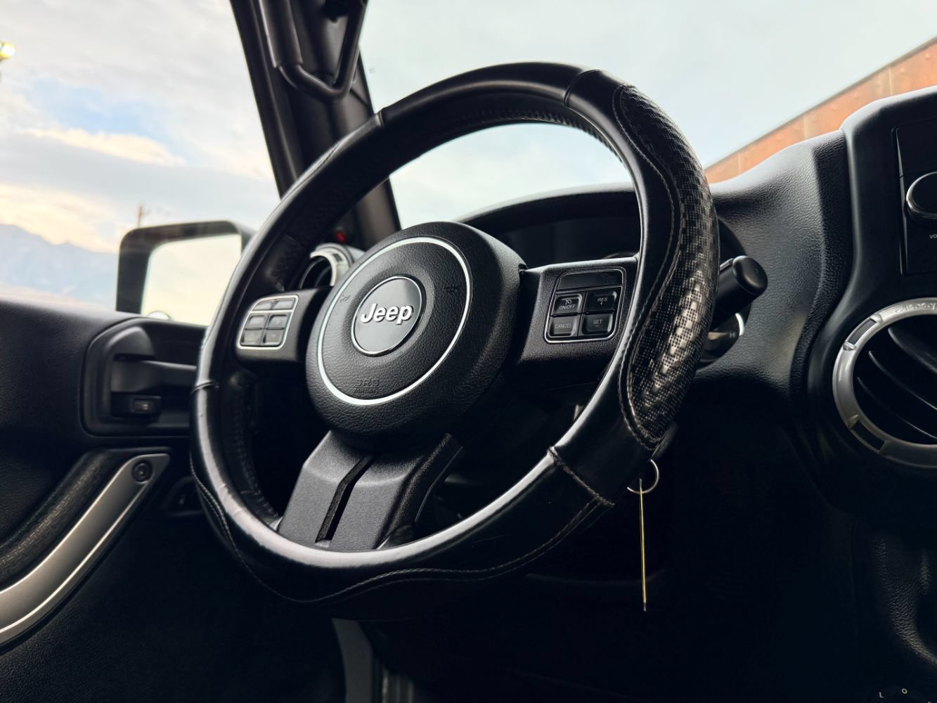 Used 2013 Jeep Wrangler Unlimited Rubicon w/ Connectivity Group AWD/4WD image 10