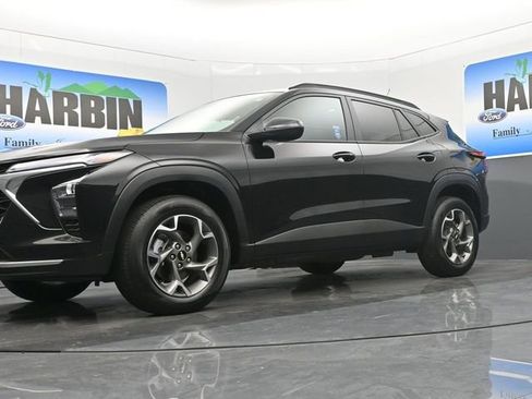 Used 2025 Chevrolet Trax LT w/ LT Convenience Package image 19