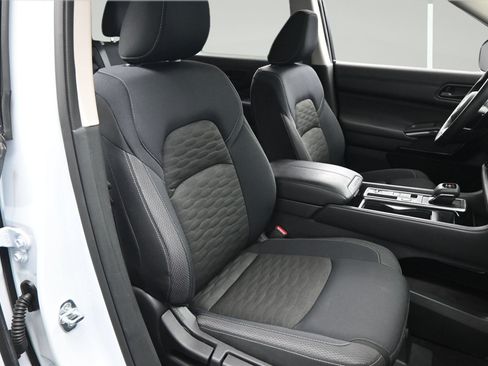 Certified 2025 Nissan Pathfinder SV FWD image 15