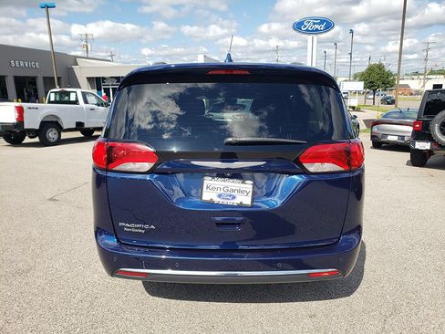 Used 2018 Chrysler Pacifica Touring-L w/ Advanced Safetytec Group FWD image 6