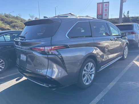 Used 2024 Toyota Sienna Platinum image 2