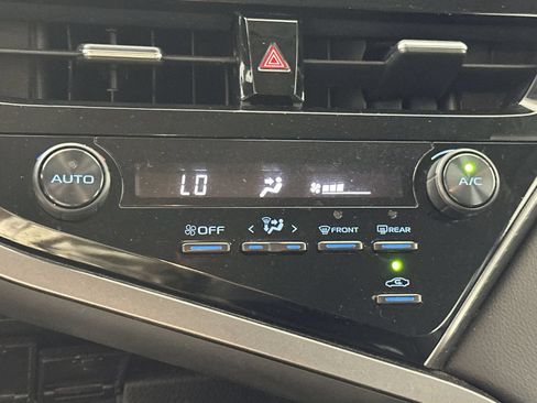Used 2021 Toyota Camry SE FWD image 19