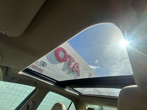 Used 2018 Toyota Camry XLE FWD image 17