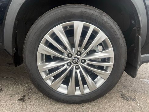 Used 2025 Toyota Highlander Platinum AWD/4WD image 29