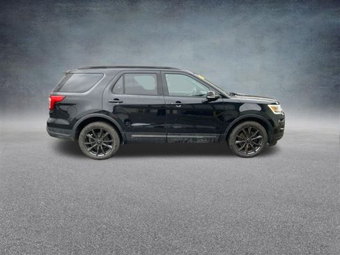 Used 2018 Ford Explorer XLT w/ Equipment Group 202A image 9