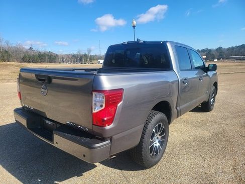 Used 2024 Nissan Titan SV image 5