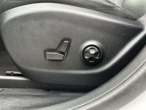 Used 2019 Jeep Cherokee Limited w/ Luxury Group AWD/4WD image 12