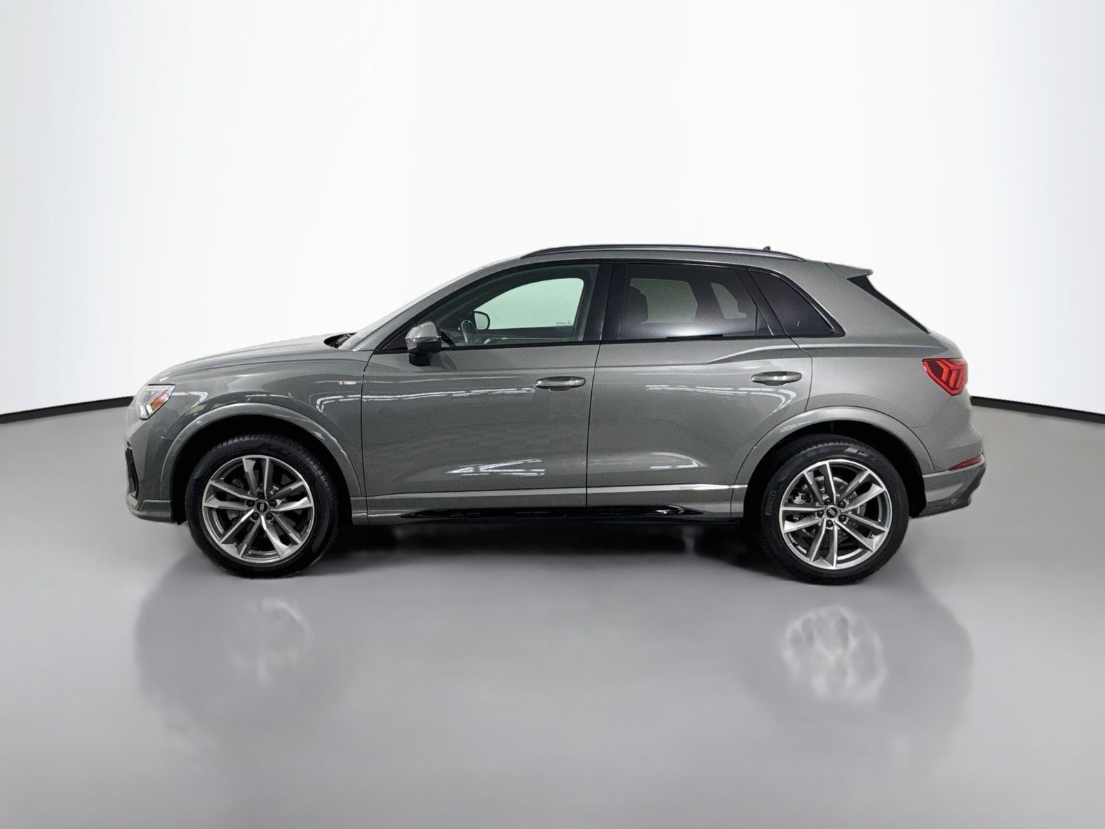 Certified 2024 Audi Q3 2.0T Premium Plus AWD/4WD image 2