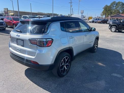 Used 2025 Jeep Compass Limited image 10