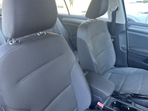 Used 2016 Volkswagen Golf S image 27
