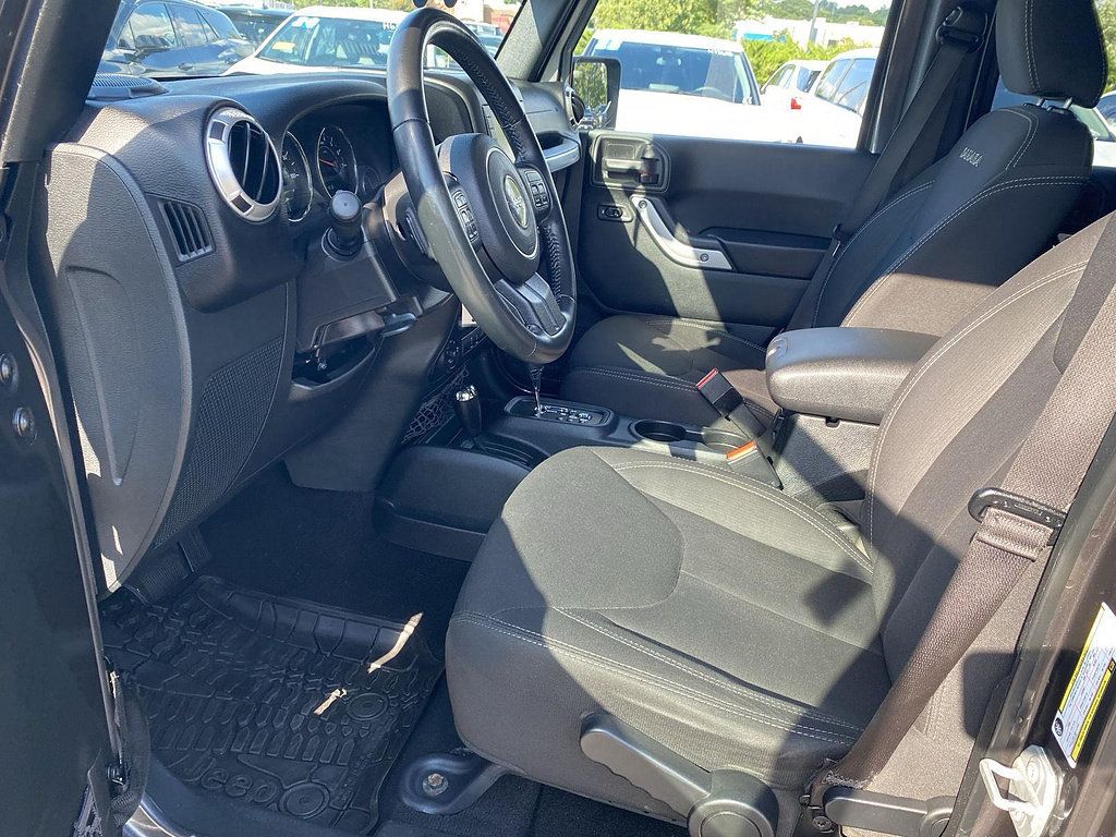 Used 2017 Jeep Wrangler Unlimited Sahara w/ Connectivity Group AWD/4WD image 41
