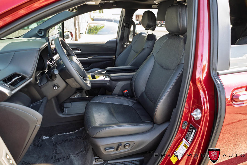 Used 2025 Toyota Sienna Platinum AWD/4WD image 27