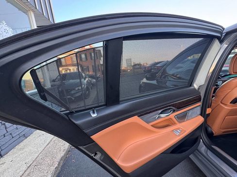 Used 2020 BMW 750i xDrive w/ Autobahn Package image 32