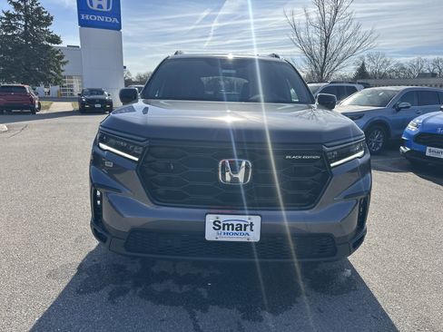 Certified 2025 Honda Pilot Black Edition image 8