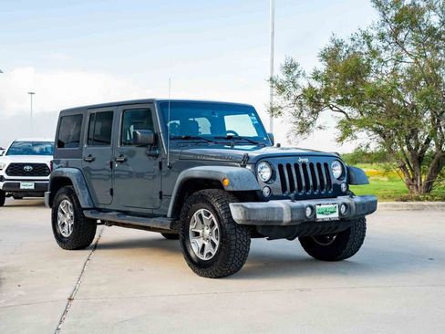 Used 2016 Jeep Wrangler Unlimited Rubicon w/ Connectivity Group AWD/4WD image 5